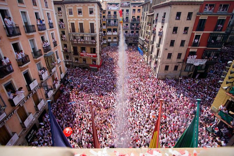 Ferienwohnung Trampantojo Apartamento En El Corazon De Pamplona Exterior foto